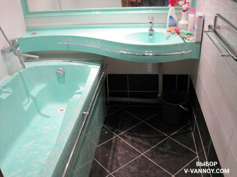 Умывальник и зеркало продолжаются над ванной. Плавные линии не создают препятствий, а полочку можно использовать для хранения банных принадлежностей.