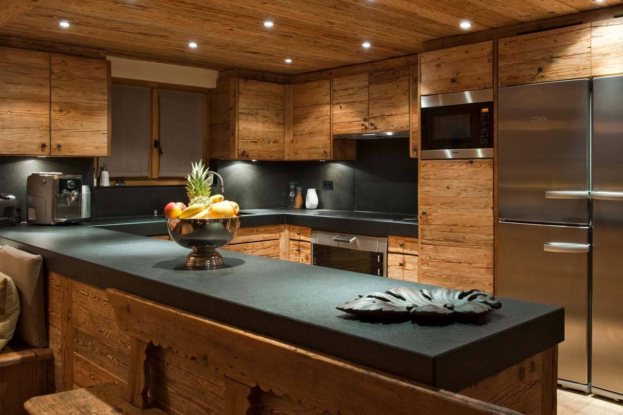 атмосфера деревянных кухонь