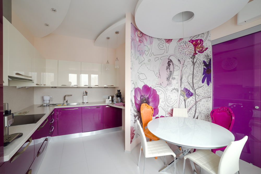 бело-фиолетовая мебель на кухне