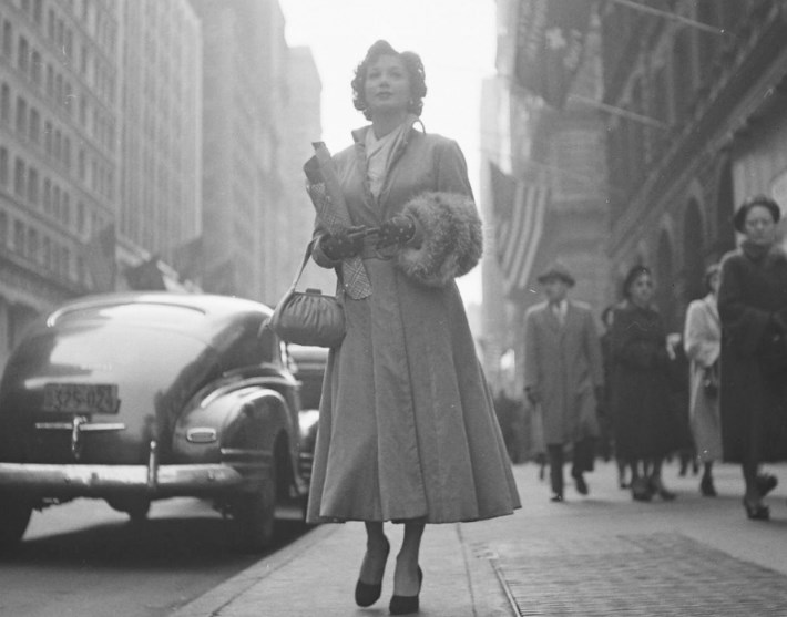Дама на улице Нью-Йорка в 1930-ых годах
