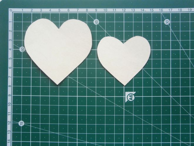  Делаем шаболоны сердечек из картона