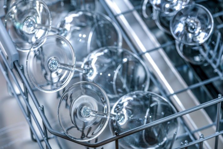 10 предметов, которые категорически нельзя мыть в посудомоечной машине