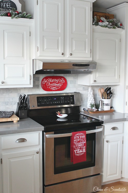 Beautiful Christmas kitchen ideas. // cleanandscentsible.com