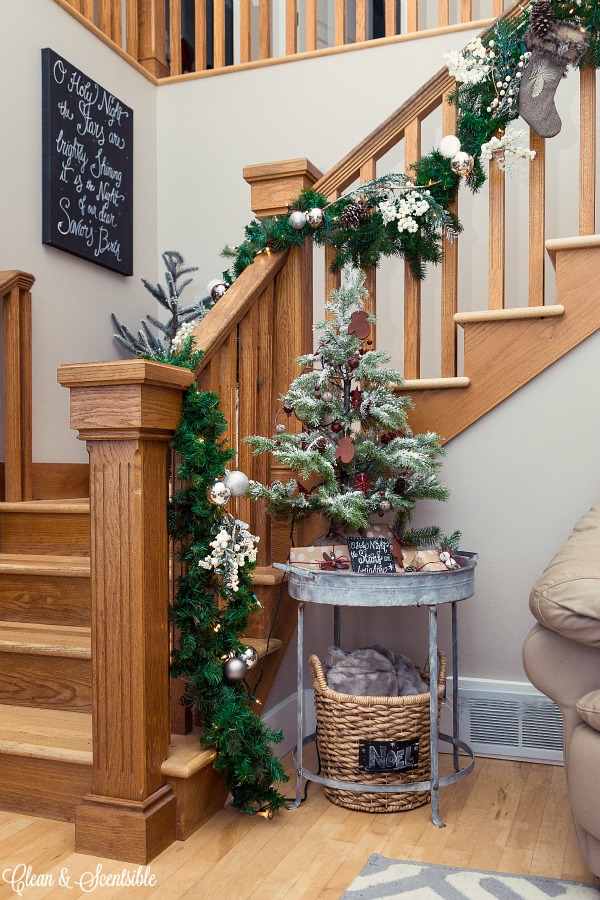 Great tips on how to put together a pretty Christmas garland and how to hang it from the stairs.