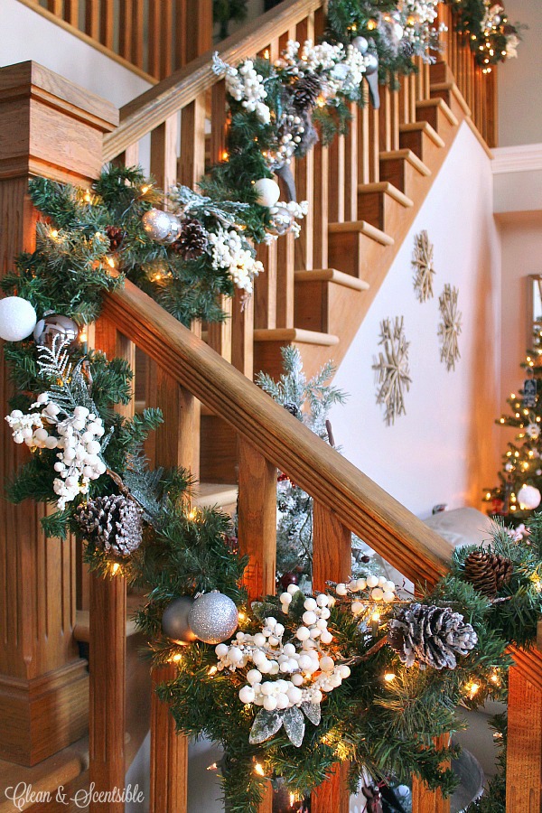 Great tips on how to put together a pretty Christmas garland and how to hang it from the stairs.