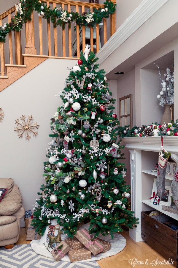 Great tips on how to put together a pretty Christmas garland and how to hang it from the stairs.