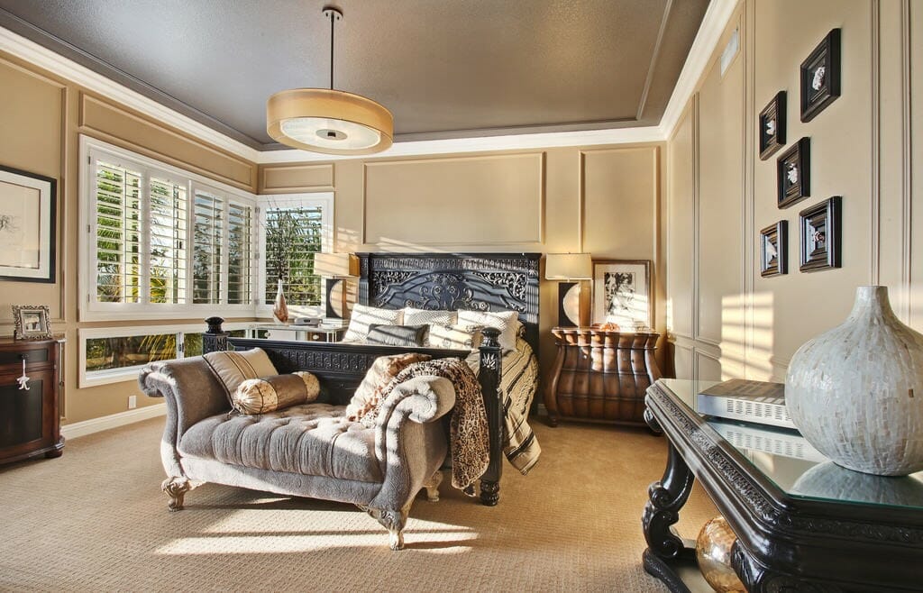 Traditional home layout ideas for a bedroom