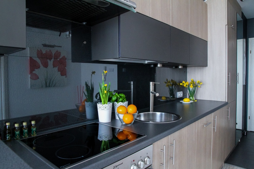черная кухня с деревом, дерево на черной кухне, деревянные элементы на кухне кухни красивые и модные