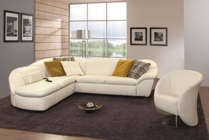 Дизайн комнаты с белым диваном