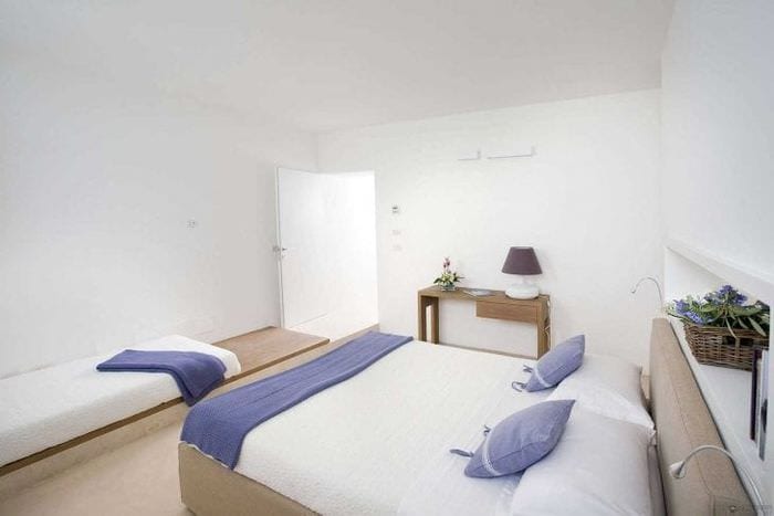 белые стены в интерьере гостиной в стиле минимализм