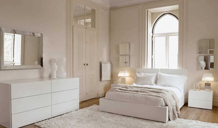вариант красивого интерьера спальни в белом цвете