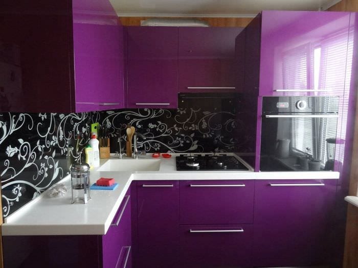 черно фиолетовый гарнитур на кухне