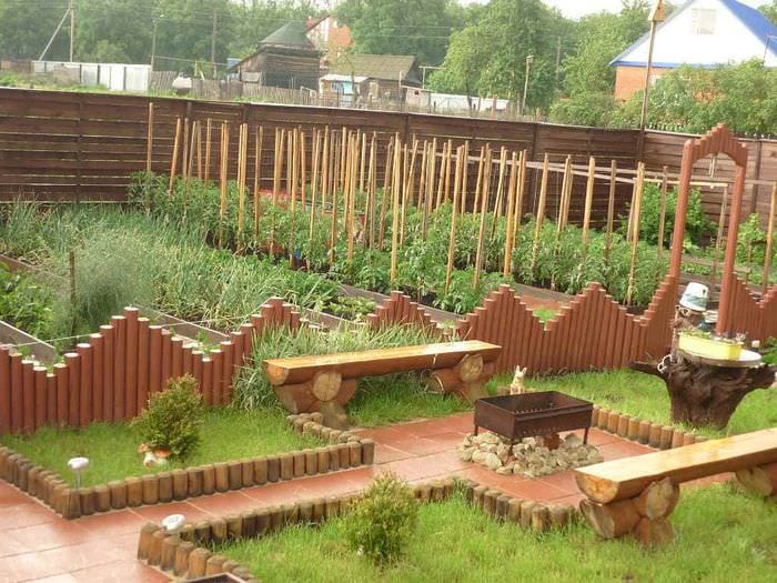 идея необычного декора огорода в частном дворе