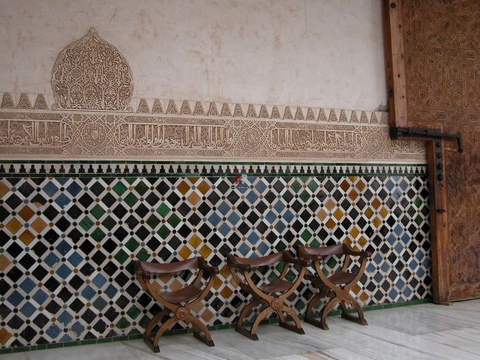Мозаика в марокканском стиле на стене гостиной
