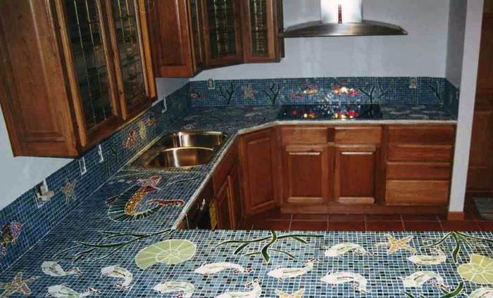 Кухонный гарнитур с мозаикой на столешницах