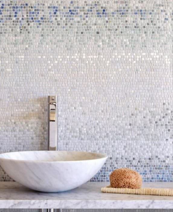 Отделка стены в ванной комнате стеклянной мозаикой