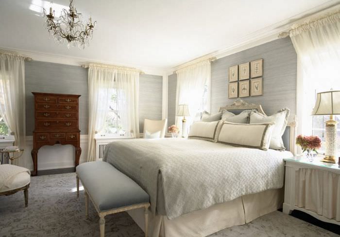 Текстиль пастельных тонов в убранстве классической спальни