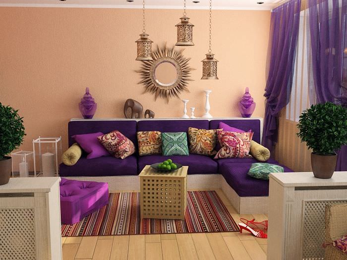 Светло-коричневый диван в гостиной марокканского стиля