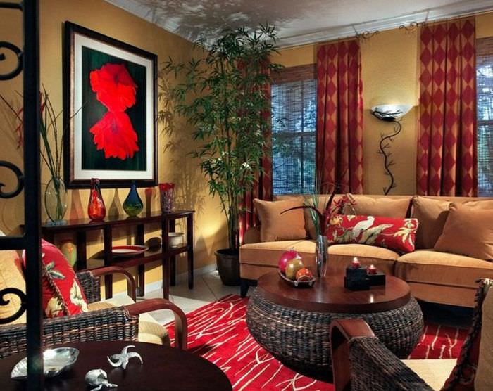 Велюровый диван коричневого оттенка в гостиной частного дома