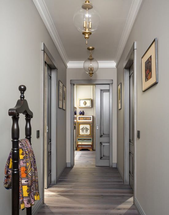 Интерьер длинного коридора в квартире