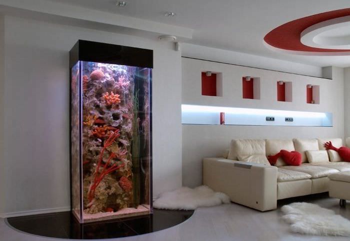 Дизайн гостиной с аквариумом у стены