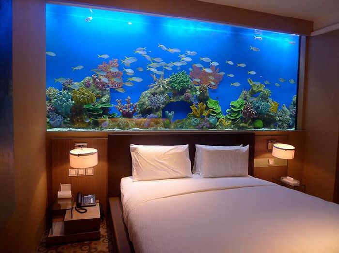 Большой аквариум в интерьере спальной комнаты