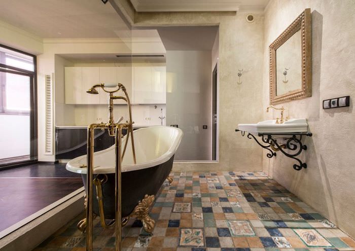 Просторная ванная с керамической мозаикой на полу