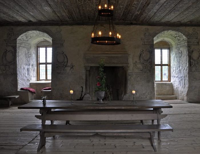 Стол с лавками в интерьере средневекового стиля