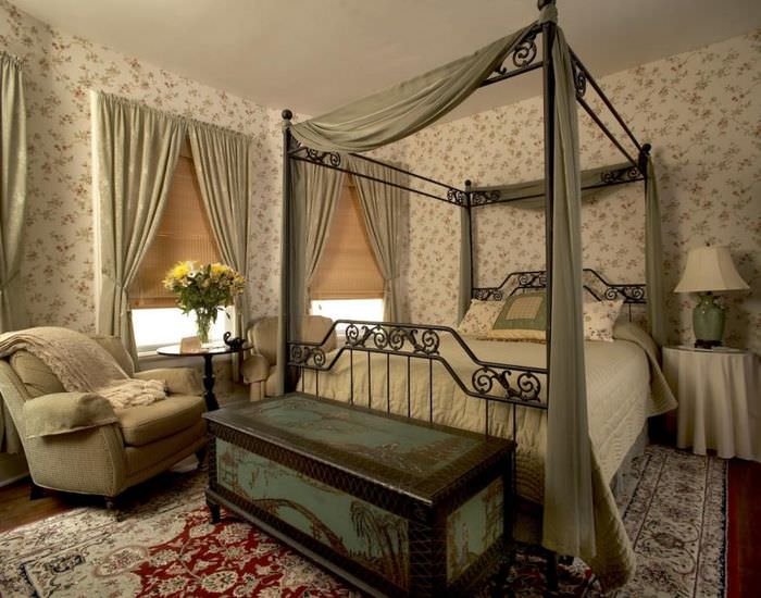 Старый сундук возле кровати в спальне викторианского стиля