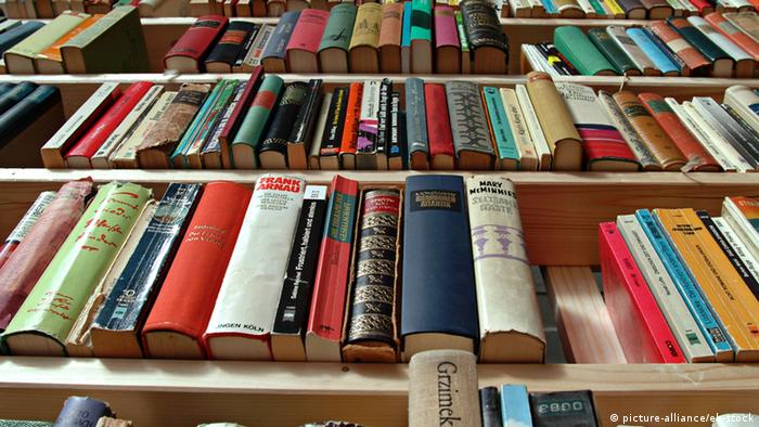 Book shelf (picture-alliance/eb-stock)