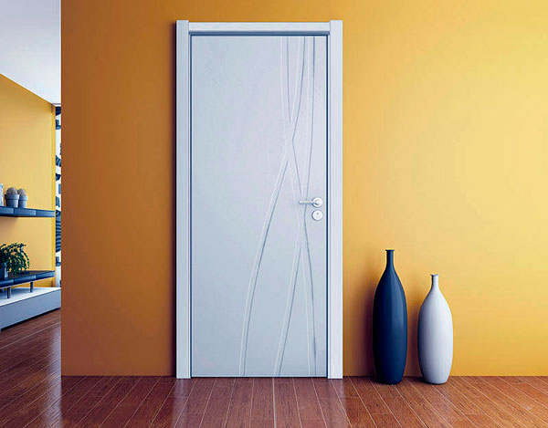 Нейтральный цвет двери в интерьере