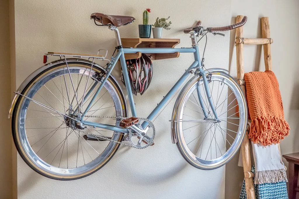 Как повесить велосипед на стену в гараже фото