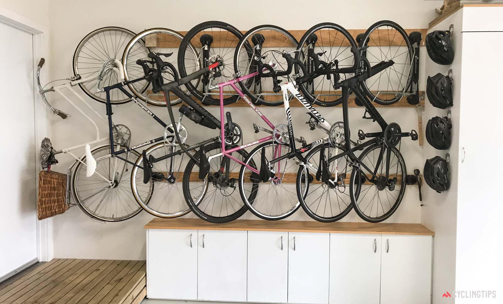 Шкаф для хранения велосипеда в общем коридоре