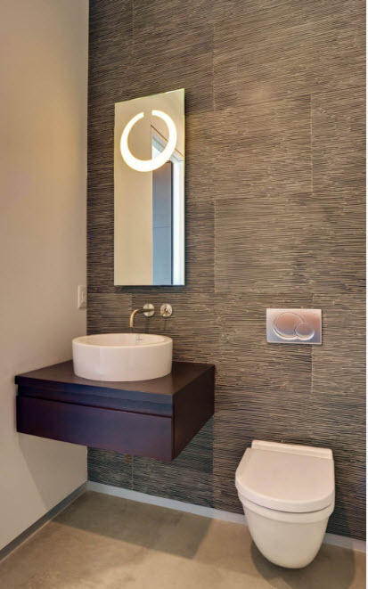 Дизайн туалета с подвесным унитазом и гигиеническим душем и раковиной и подсветкой