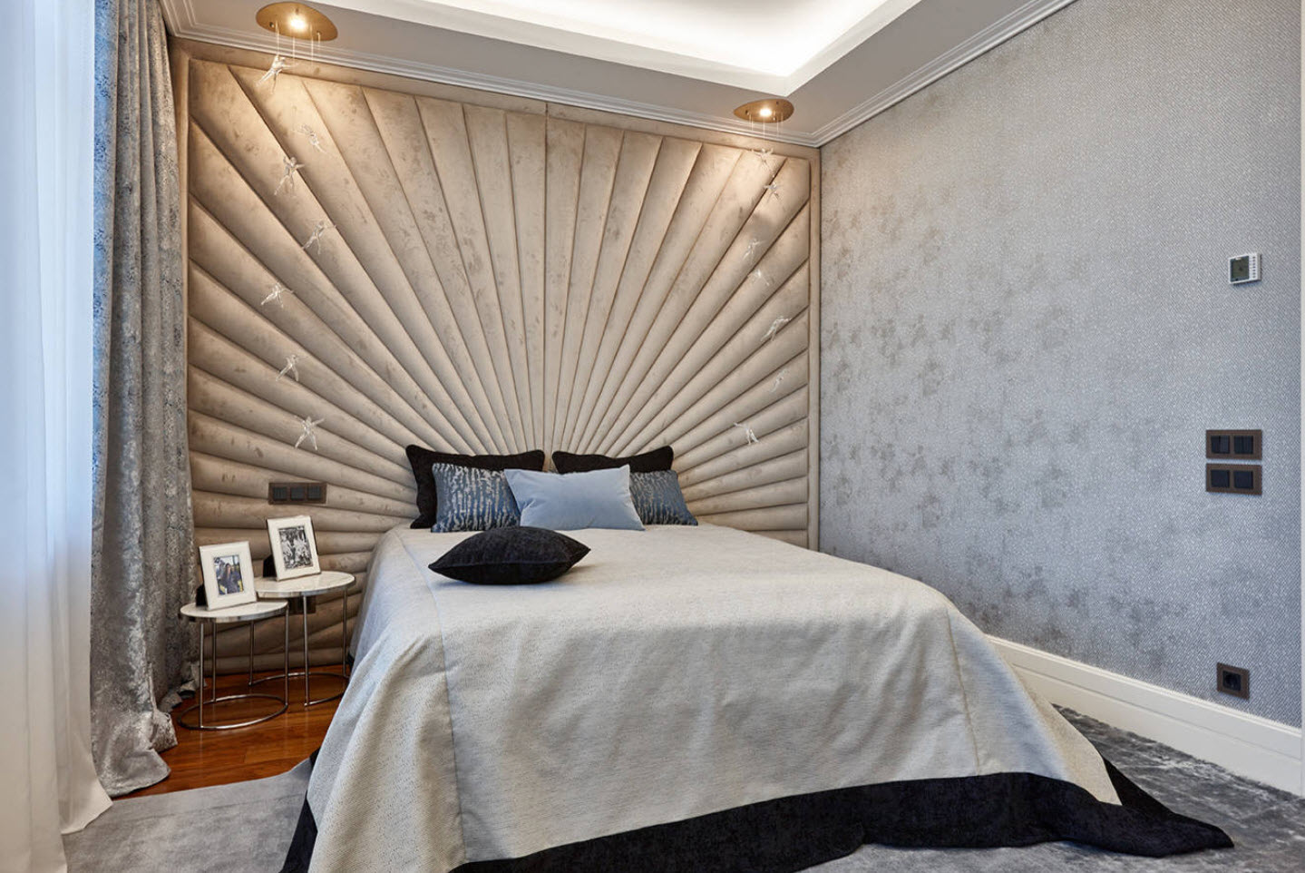 Зона над кроватью в спальне в современном стиле