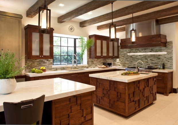 На фото: кухня с интересными деревянными панелями