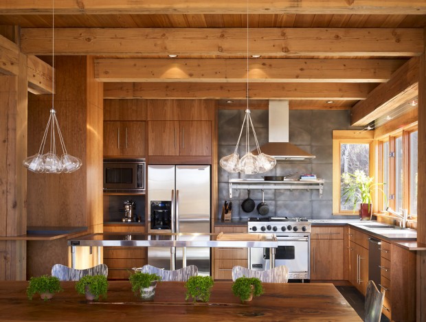 На фото: светлая деревянная кухня в стиле минимализм