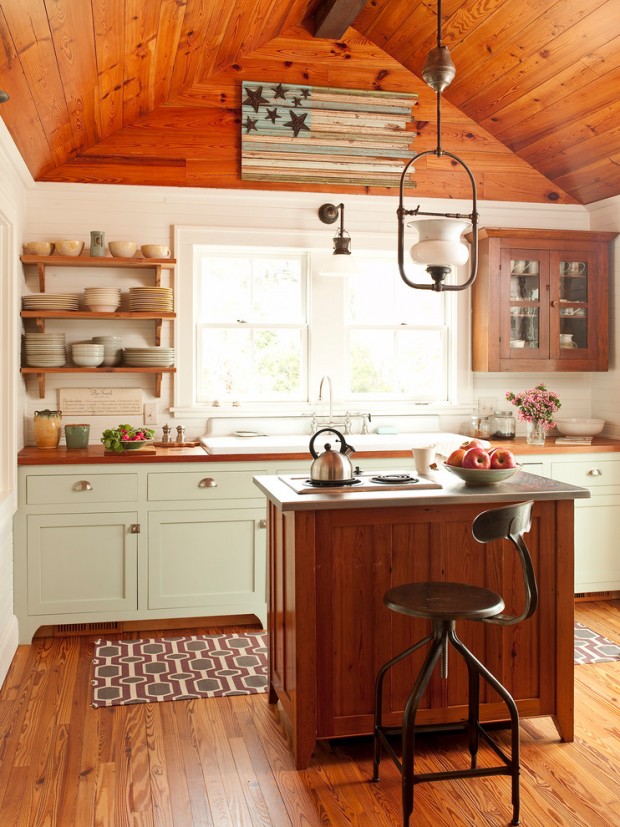 На фото: простой, но стильный деревянный интерьер не больной кухни
