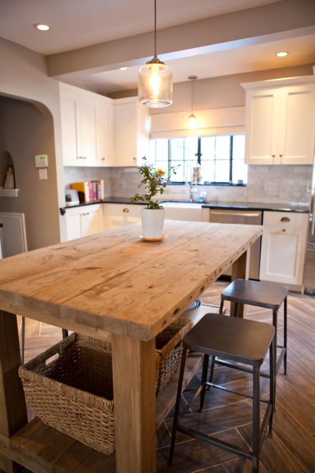 На фото: интерьер белой кухни с простым деревянным столом